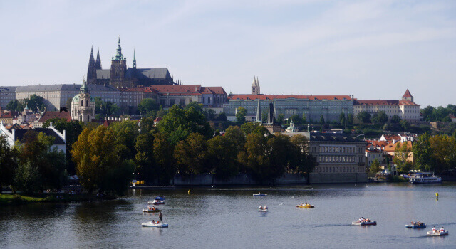 Vue sur le château de Prague et la Vltava